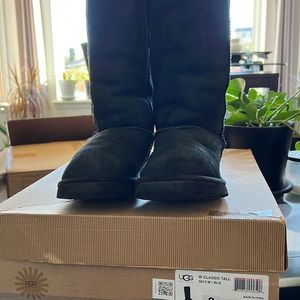 UGG tall 5815 w/BLK